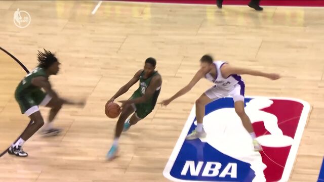 快攻反击一瞬间 摩尔箭步穿云加速上篮打成2+1