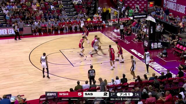 在我篮下休得放肆！ 武克切维奇迎面送给巴洛遮天大帽