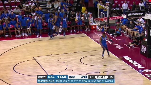 夏季联赛囧镜头 两队站错边离谱回场扣进自家篮筐