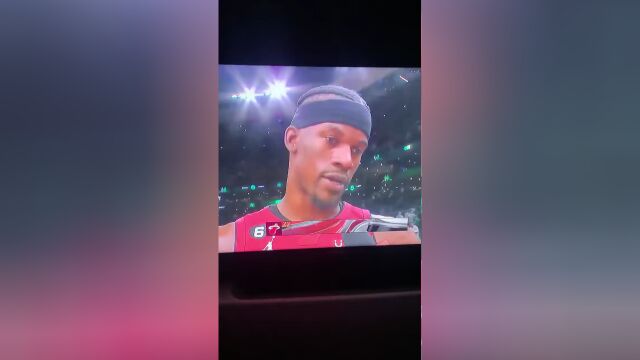 巴特勒欧洲步上篮得分，裁判咬牙切齿一脸郁闷