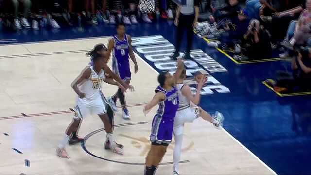 篮板得分我全包！怀特抢下进攻篮板暴扣得手