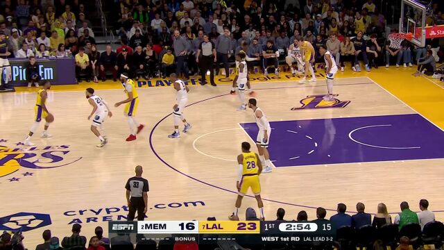 成为进攻核心 拉塞尔里突外投连拿六分打停灰熊