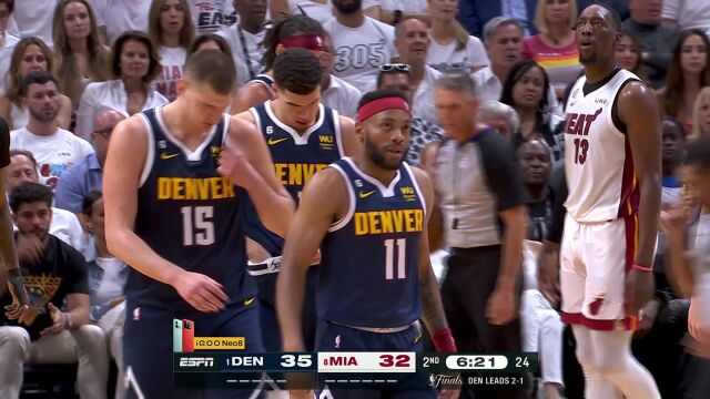 王猛：洛瑞真是有经验啊人家罚球的时候脚往前迈 王仕鹏：给你来个预备跑