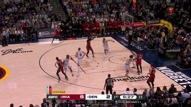 看到一片红就出手了！阿德巴约传球失误直接传到替补席