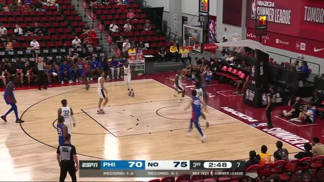 发挥出了极强的1v1能力 斯图尔特突破上篮打成2+1