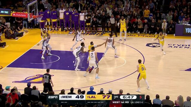 比赛打花了 拉塞尔单节四记三分将领先扩大到三十分