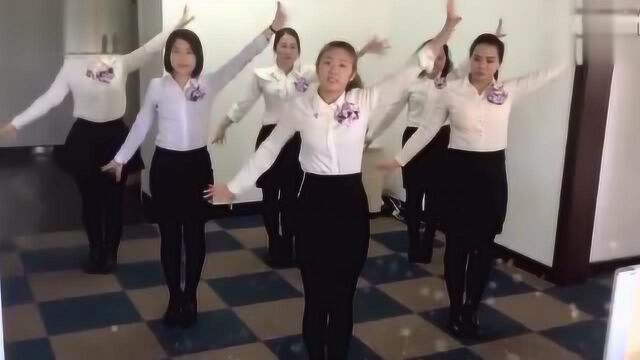 办公室美女晨会跳《踏浪》还是老歌好听 舞蹈很动感