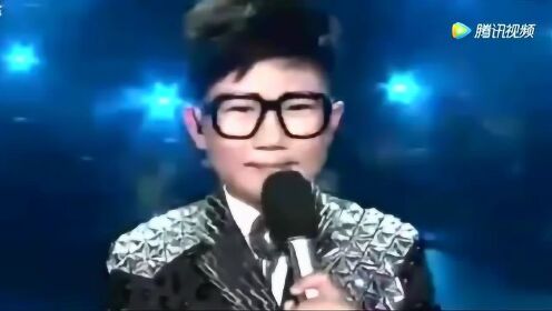 16岁男孩子,万宇豪唱《青青河边草》悠扬的歌声!音色真不错