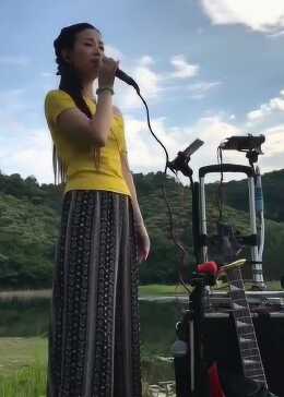 流浪歌手每一首歌都唱的这么深情,她的歌声太迷人了