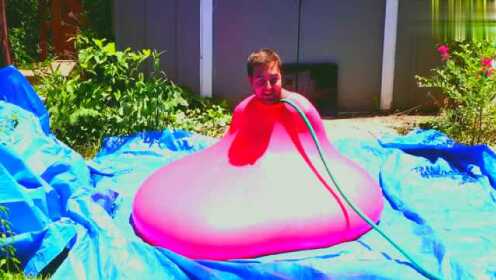 男子钻入灌满水的气球里；爆炸的瞬间太惨了