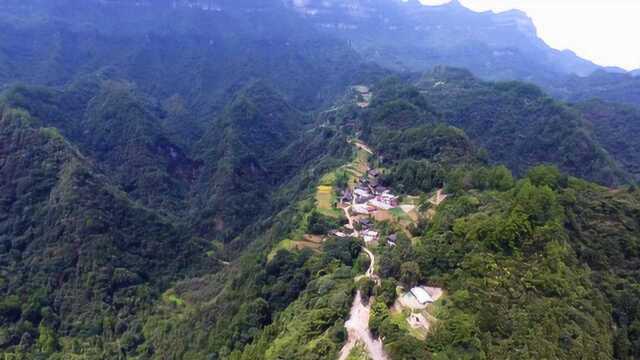 湘西龙山:八面山下的岩脚村