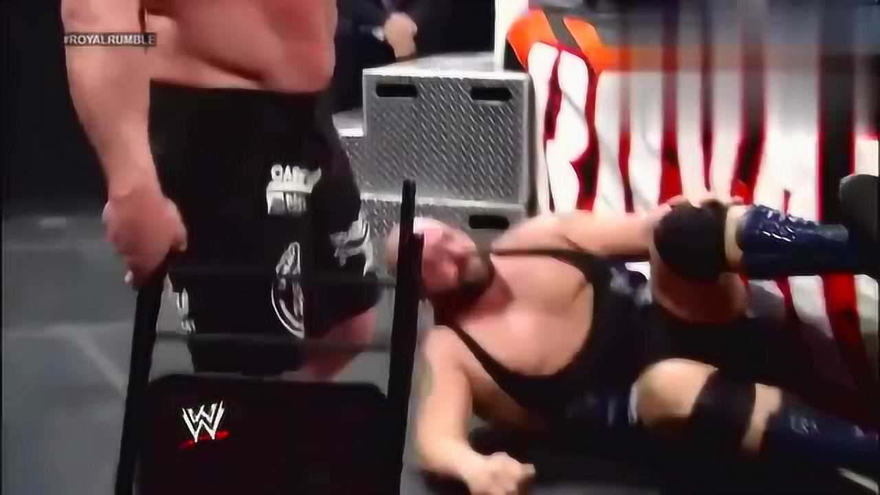 wwe精彩回顾:猛兽莱斯纳狂怒凌虐大秀哥!太猛了