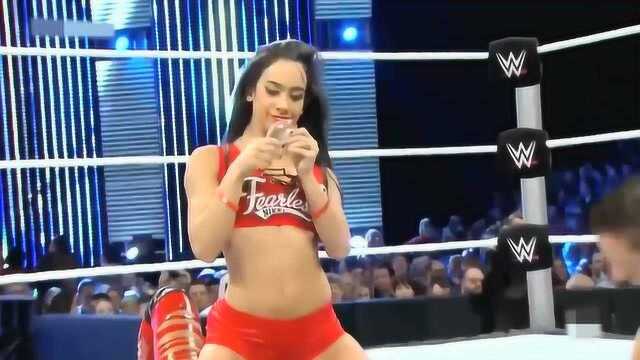 WWE美女,骑在对手身上,侮辱对方,裁判都看呆了