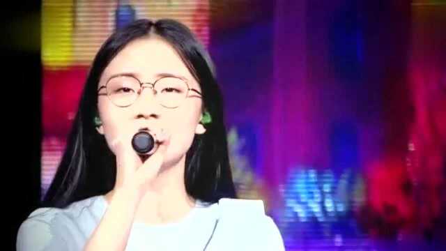 悲爱质朴少女郭沁演唱歌曲《紫》,缥缈又空灵,凄美又催泪