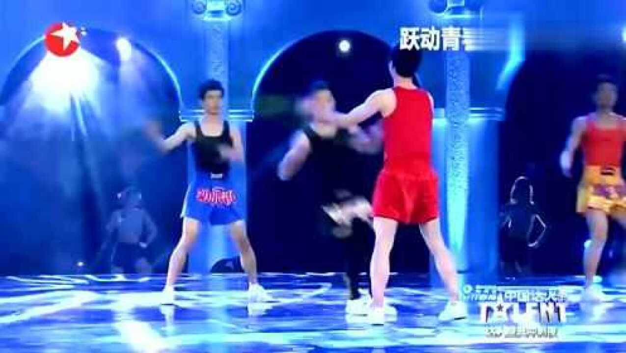 跃动青春组合现场花样跳绳表演现场自己给自己摁叉太自信了