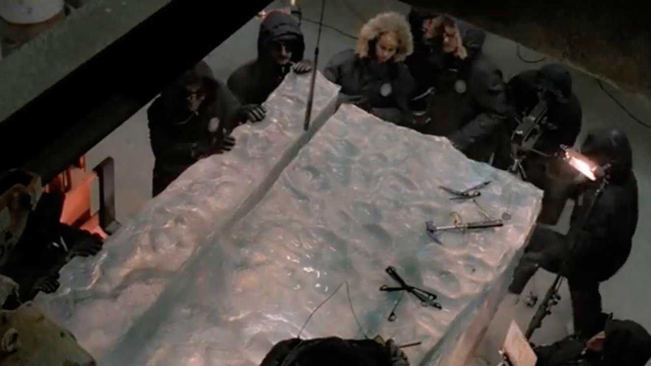 科考队运回一个4万年前的冰人，解冻过后，发现他还活着！