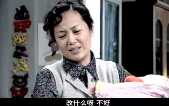 一家人忙着给孩子取名字,妈妈给取的名字太有意思了,谁也想不到