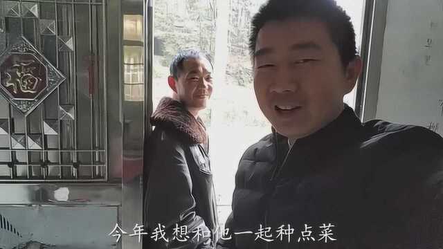 童年的小伙伴是残疾人,东哥想改善他的生活,和他一起种菜!