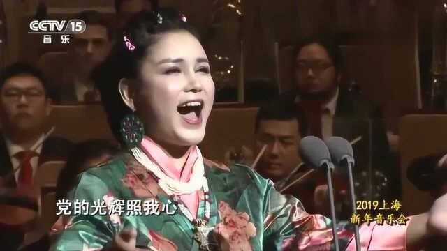 来自藏族的索朗旺姆领唱《唱支山歌给党听》,真不愧是国家一级演员