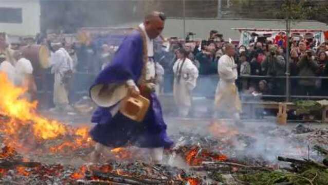 日本寺庙“渡火”节 僧侣光脚踩过火堆 在场游客有勇气也可参与