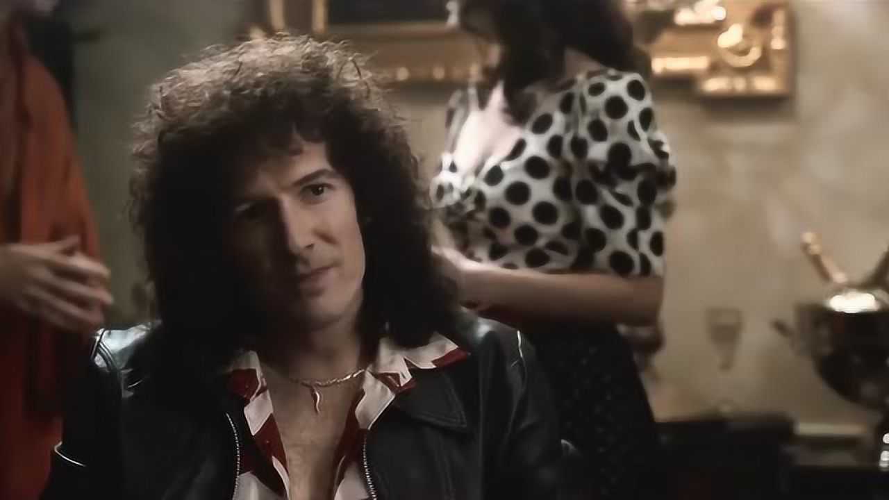 费雷迪跟乐队成员坐一起，他们知道费雷迪的状态，他们劝说费雷迪