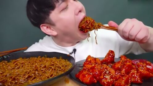 大胃王美食吃播，韩国小哥吃炸酱面和超辣炸鸡