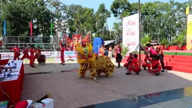 舞狮比赛:醒狮入场气势已经赢一半了,很威风的样子