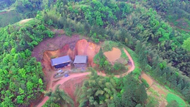 三面环山前面是路,在这样的环境建房,确实是难得一见的好地方