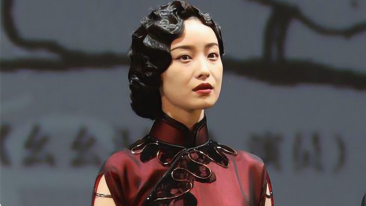 倪妮复古造型话剧首秀再现玉墨风韵美艳动人