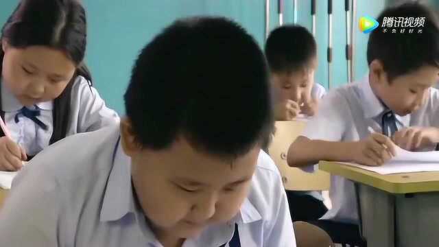 小明系列:小学生上课想放屁,又怕同学们嘲笑他,就突发奇想