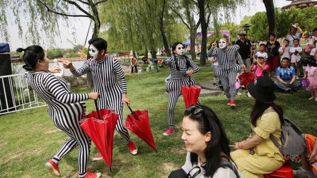 大唐芙蓉园湖边上演《默默巡游记》,观众和演员零距离互动乐翻天