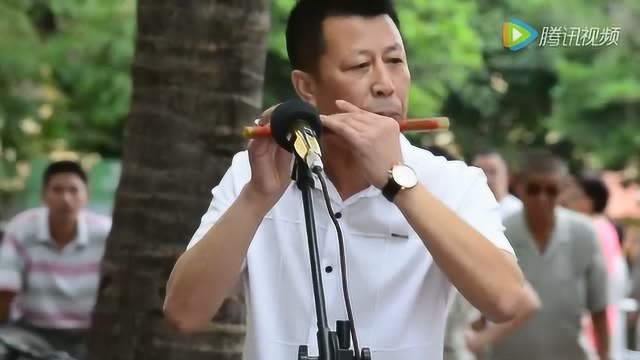 民间乐师的笛子令路人激赞