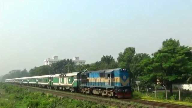 WDM Loco 6524带头,列车缓慢通过达卡孟加拉国