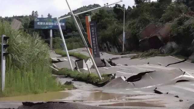 四川简阳一山体发生位移,道路被挤压成“千层饼”