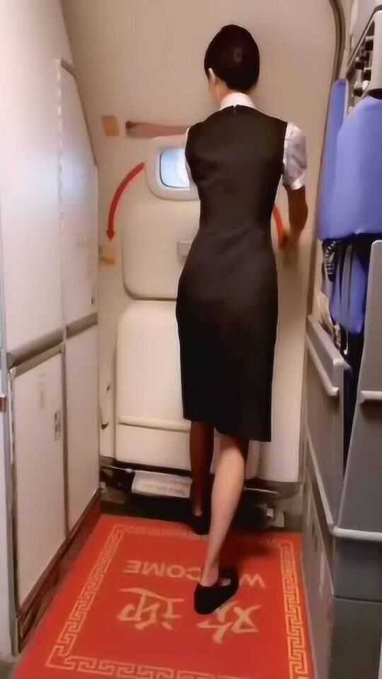空姐在飞机上竟然做这种事情