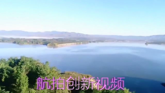 航拍大山河边的风景