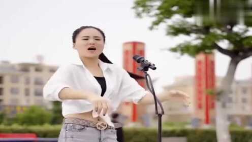女歌手唱首《好姑娘》!广场摇滚女神!真好听!