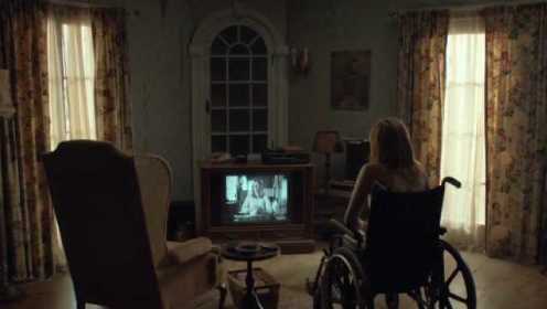 轮椅女孩搬到老房子，发现母亲留下的录像带，随后怪事一件接一件