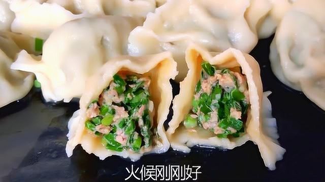 煮饺子,水开下锅就大错特错了,这样煮才正确,饺子鲜味足不破皮