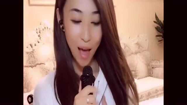 美女翻唱这首《不后悔爱上你》歌曲,这歌声唱得真甜蜜,听!