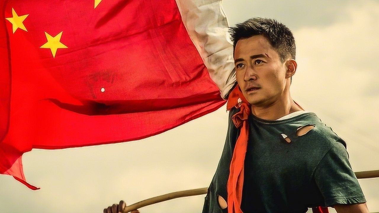战狼2:吴京举国旗过战区这幕,引起无数网友共鸣,太经典了