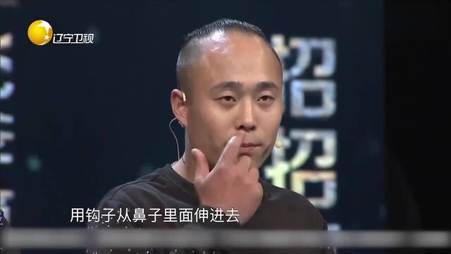 小伙现场表演铁钩穿鼻,专业表演震惊全场观众