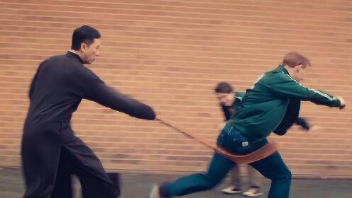 不听话的小孩如何管教？叶问揪耳朵打屁股，熊孩子吓得落荒而逃！