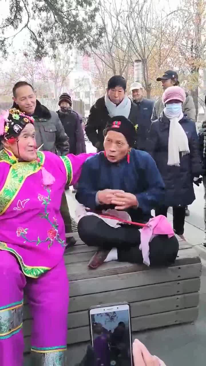 最近网上很火的媒婆广场上搞笑表演表情太逗了