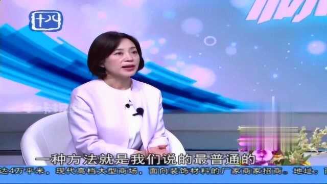 乳腺癌常识:乳房自检“三捏”,轻轻的捏乳头根部挤一挤