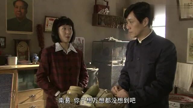 女人出差,申请开单间,男主震惊跟她同行