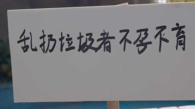 小伙在小区公告栏上写了一句话,路过业主纷纷低头