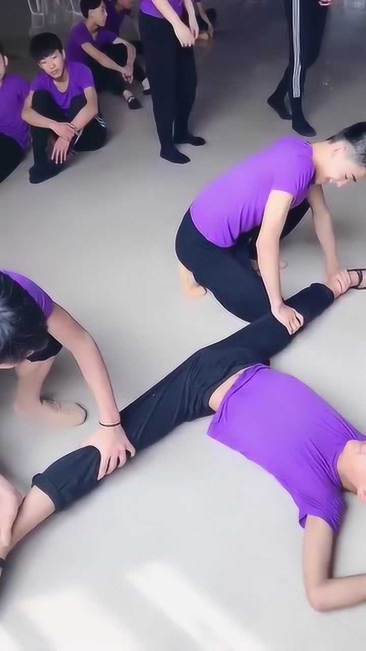 舞蹈生小伙开胯,这痛苦的表情,看着就很带劲!_腾讯视频