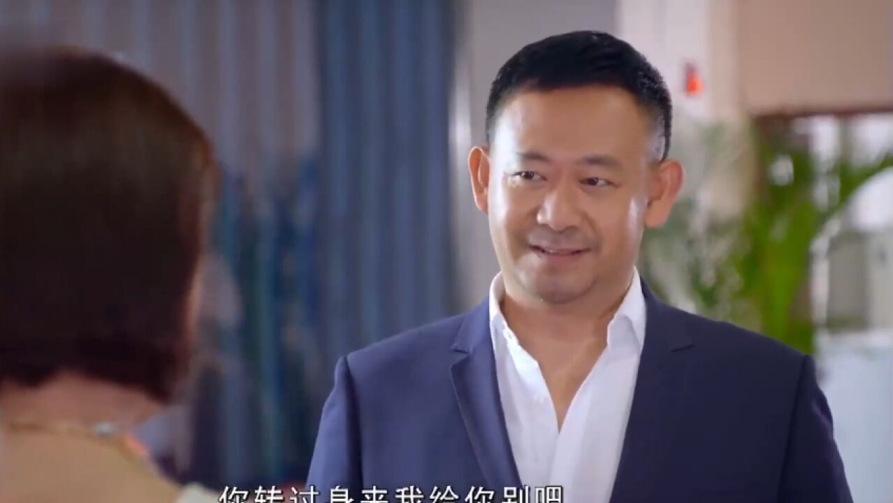 夫妻:女秘书裙子没穿好,老总伸手去帮忙