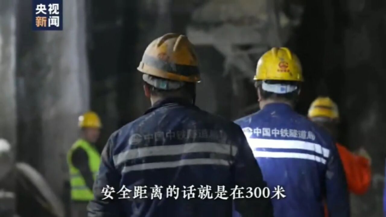 央视新闻聚焦云南大理瑞丽铁路高黎贡山隧道 施工工人不畏艰辛奋勇当先坚守现场贯通铁路